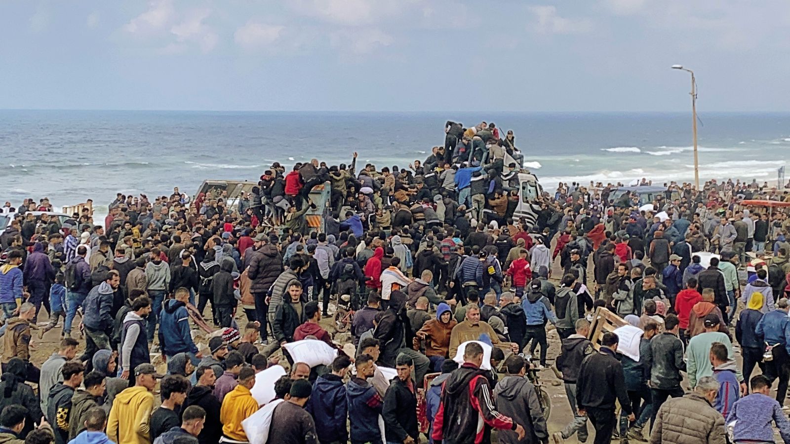Sestradana množica na severu Gaze se je spopadla za humanitarno pomoč, ki jo je občutno premalo