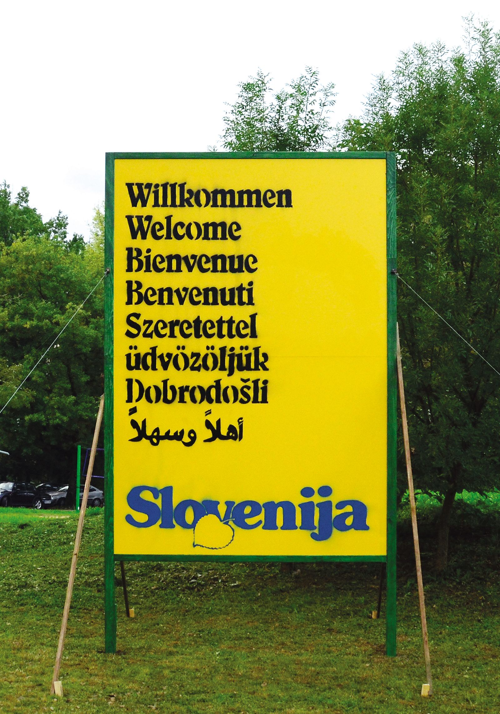 Artnak je leta 2015, v času velikega begunskega vala, ob reki Kolpi postavil tablo z napisom »Dobrodošli«, reinterpretacijo oglasa Slovenija, moja dežela, ki dobrodošlico izreka tudi beguncem.