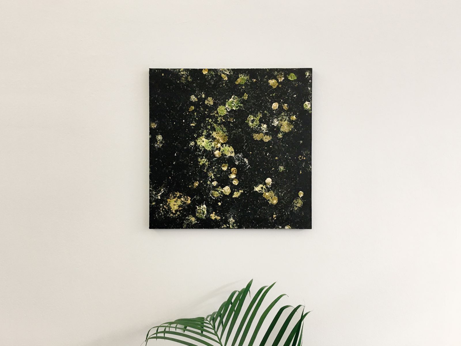 Artnak je leta 2017 javnost s pomočjo ponarejenih medijskih objav prepričal, da je črno platno, na katero se je čez noč podelala druščina golobov, oziroma delo Golobica in mir kitajskemu bančnemu velikanu prodal za 1,2 milijona ameriških dolarjev.