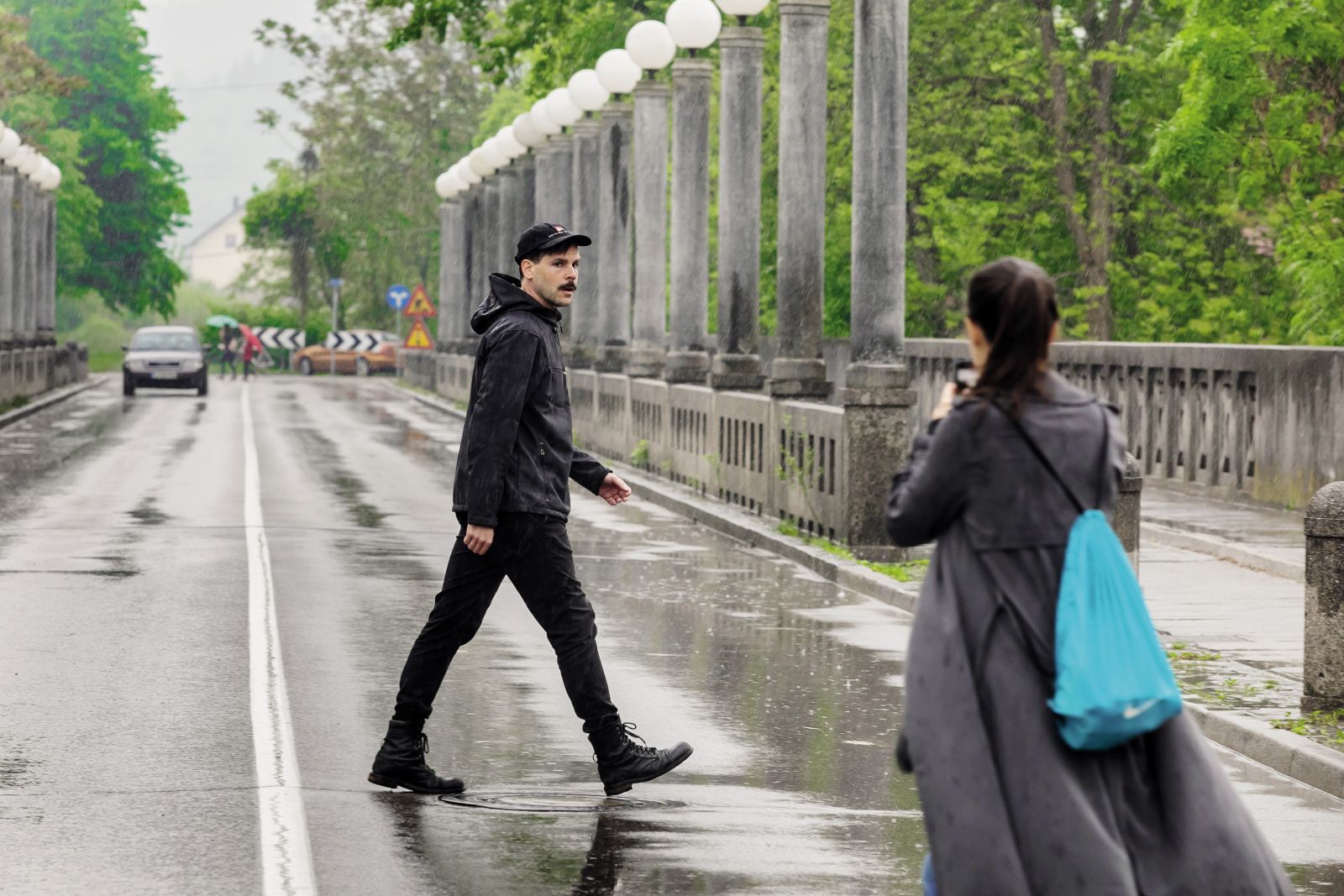 V performansu Prečkanje je Artnak cesto prečkal zunaj urejenega prehoda za pešce. Za akcijo, ki jo je podnaslovil »Umetnost je nad zakonom«, se je ovenčal z glavno nagrado Festivala performansa, ki si jo je izmislil kar sam.