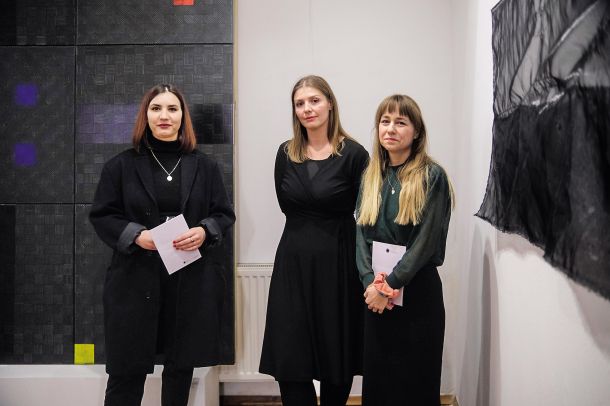 Glasovi odseva; Đejmi Hadrovič: oda Palestini in Klavdija Jeršinovec: Sužnji trendom; avtorici in kustosinja Maja Kač, Galerija ZDSLU, LJ /