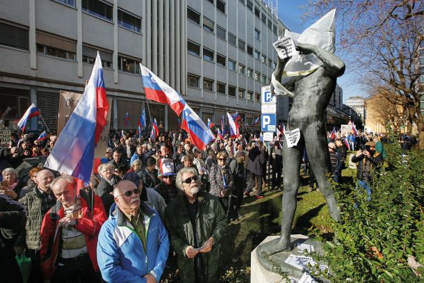 Protestni shod Ruparjevih upokojencev pred stavbo RTV Slovenija 