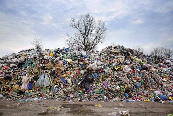 Plastična realnost na eni izmed deponij na Ljubljanskem barju 