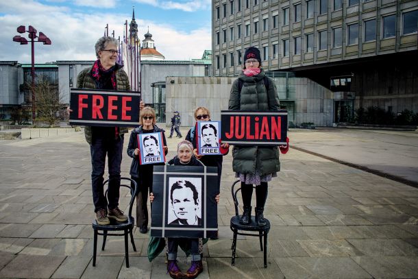 Protest pred britanskim veleposlaništvom v podporo Julianu Assangeu 