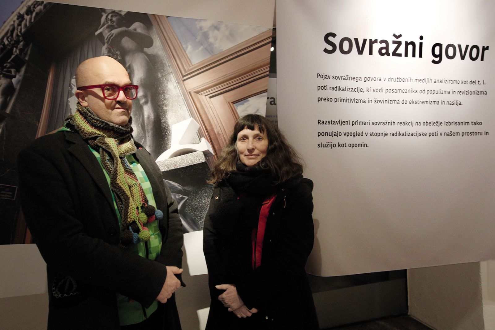 Vuk Čosić in Irena Woelle; Javno vodstvo po razstavi Ć – Sodobni sovražni govor, Stekleni atrij Mestne hiše, LJ | Borut Krajnc