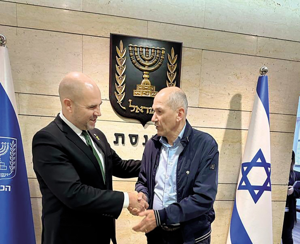 Janša z Amirjem Ohano, nekdanjim ministrom za pravosodje, ki je trenutno predsednik izraelskega parlamenta. Ohana je nekoč dejal, da so muslimani nagnjeni k »morilski kulturi«.