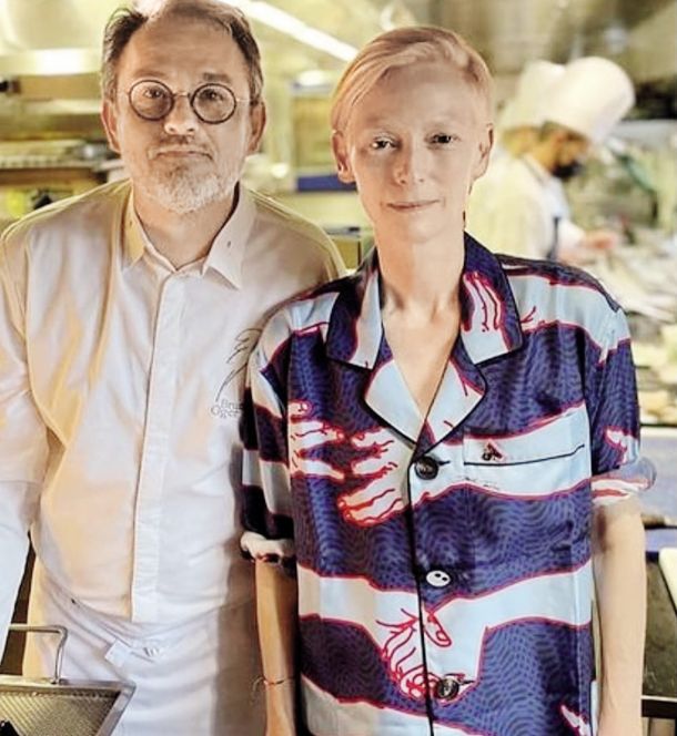 Britanska zvezdnica Tinda Swinton je oblečena v pižamo (ali dnevno oblačilo), ki jo je oblikoval za  modno znamko AZ Factory slovitega modnega oblikovalca Alberja Elbaza.