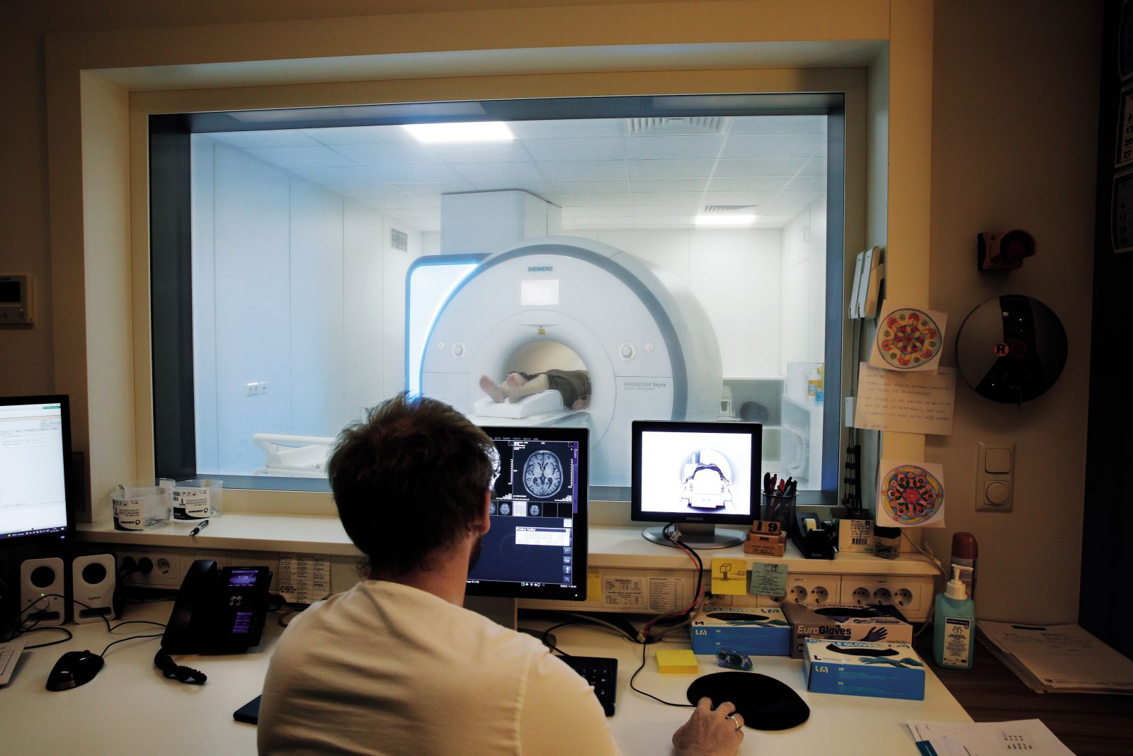 Magnetna resonanca v ljubljanskem podjetju Medilab: nekatere medicinske panoge, kot je na primer radiologija, so danes že tako privatizirane, da postavljanje mej med javnim in zasebnim ne bo imelo učinka.