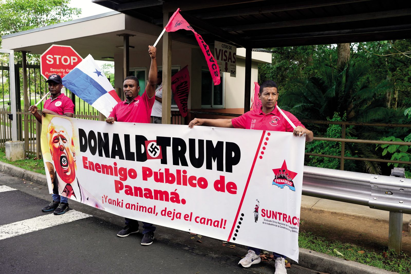 Zaradi Trumpovih skomin so v Panami izbruhnili protesti (na transparentu piše: Donald Trump, državni sovražnik Paname)