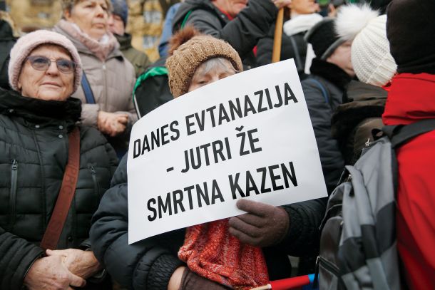 Shod nasprotnikov evtanazije na Trgu republike v Ljubljani