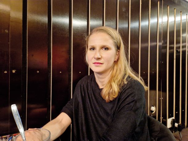 Dr. Kristina Glojek je danes raziskovalka v Centru za raziskave atmosfere Univerze v Novi Gorici in podoktorska raziskovalka na inštitutu za okoljevarstvene raziskave in raziskave voda IDAEA-CSIC v Barceloni. 