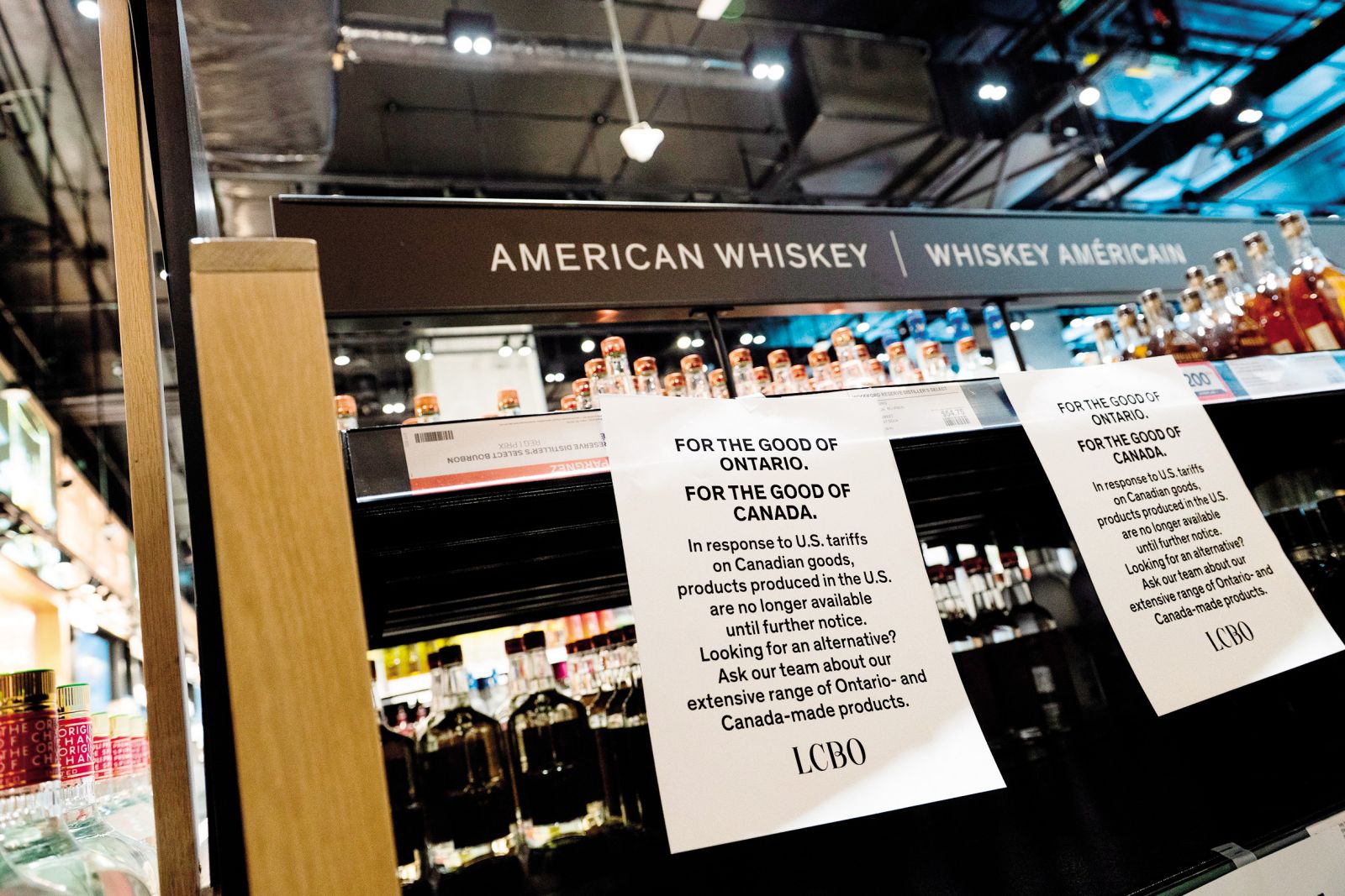 Kot odgovor na ameriške carine so v trgovinah z alkoholnimi pijačami LCBO v kanadski provinci Ontario s polic umaknili vse ameriške pijače