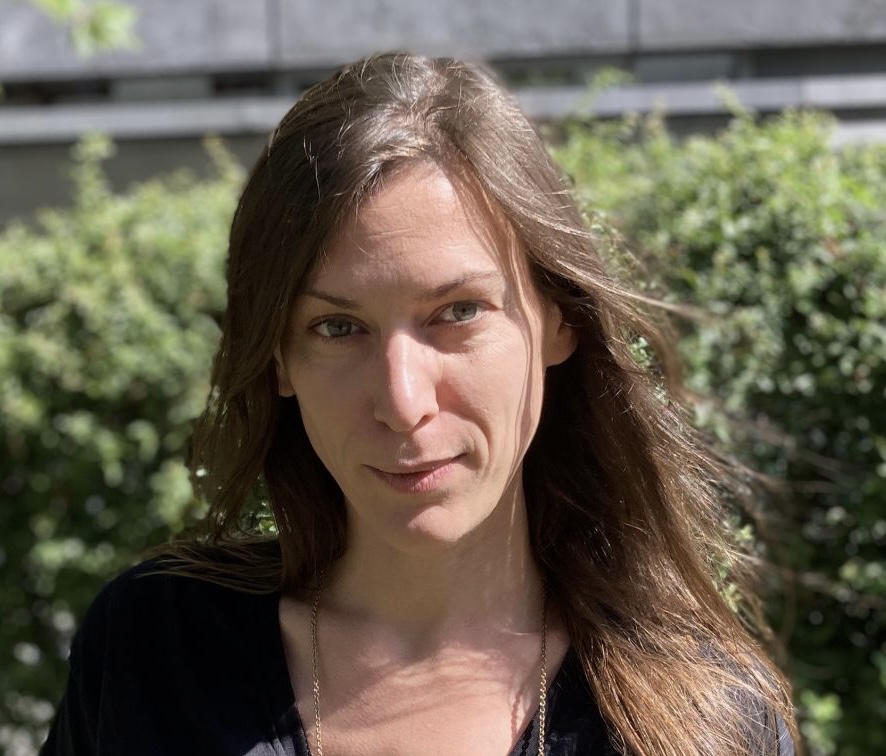 Festival bo odprla pesnica Nina Dragičević z uvodnim predavanjem, ki razpira vprašanja o prekarnosti pesniškega dela, bistvu performativne poezije in oblikah soustvarjanja javnega prostora in skupnosti