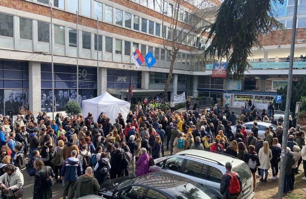 Študenti blokirajo vstop v stavbo javne televizije, ker jih je TV voditeljica označila za drhal