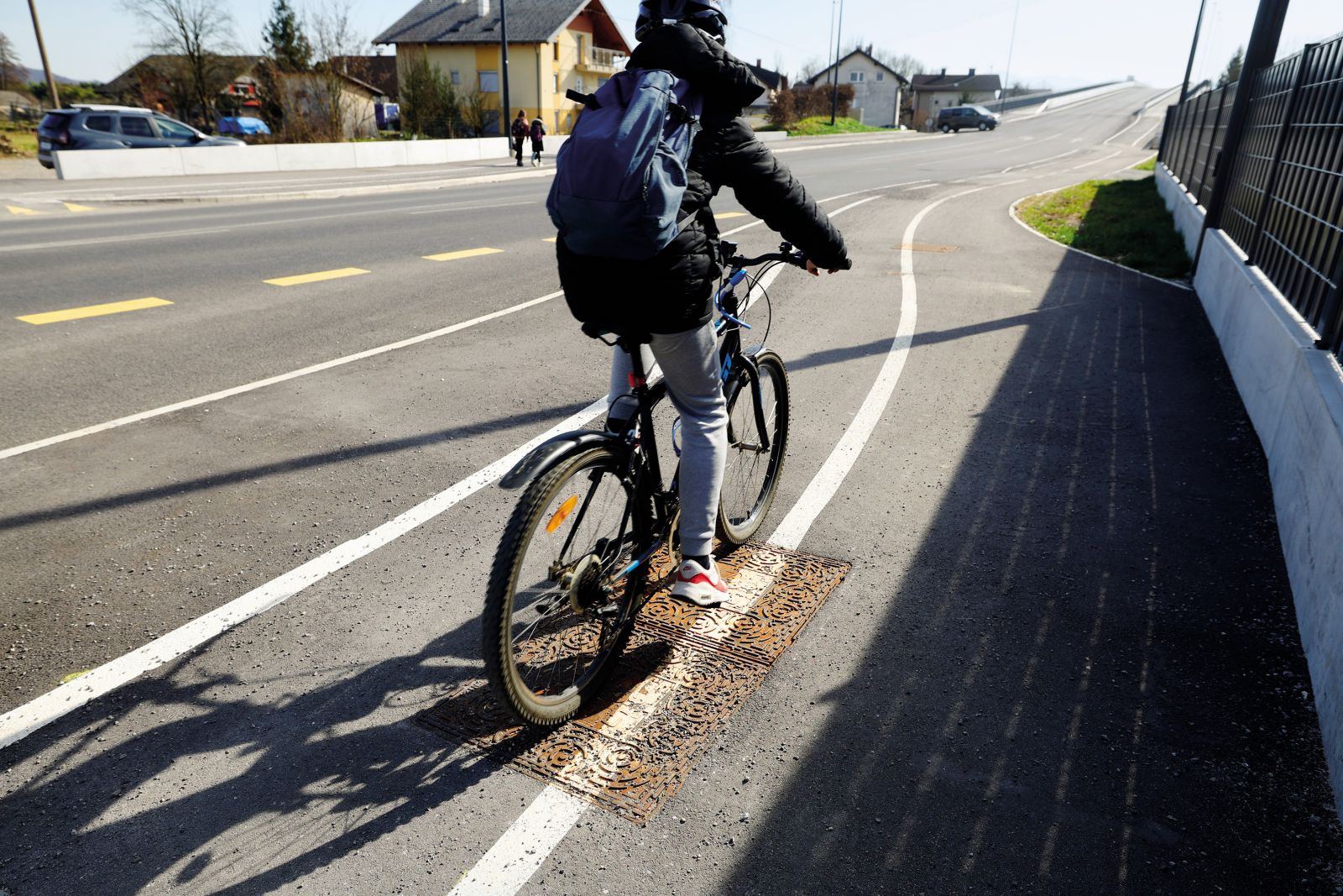 Kaj delajo pokrovi za kanalizacijo na kolesarski stezi? In zakaj je ta postavljena na pločnik zraven pešcev