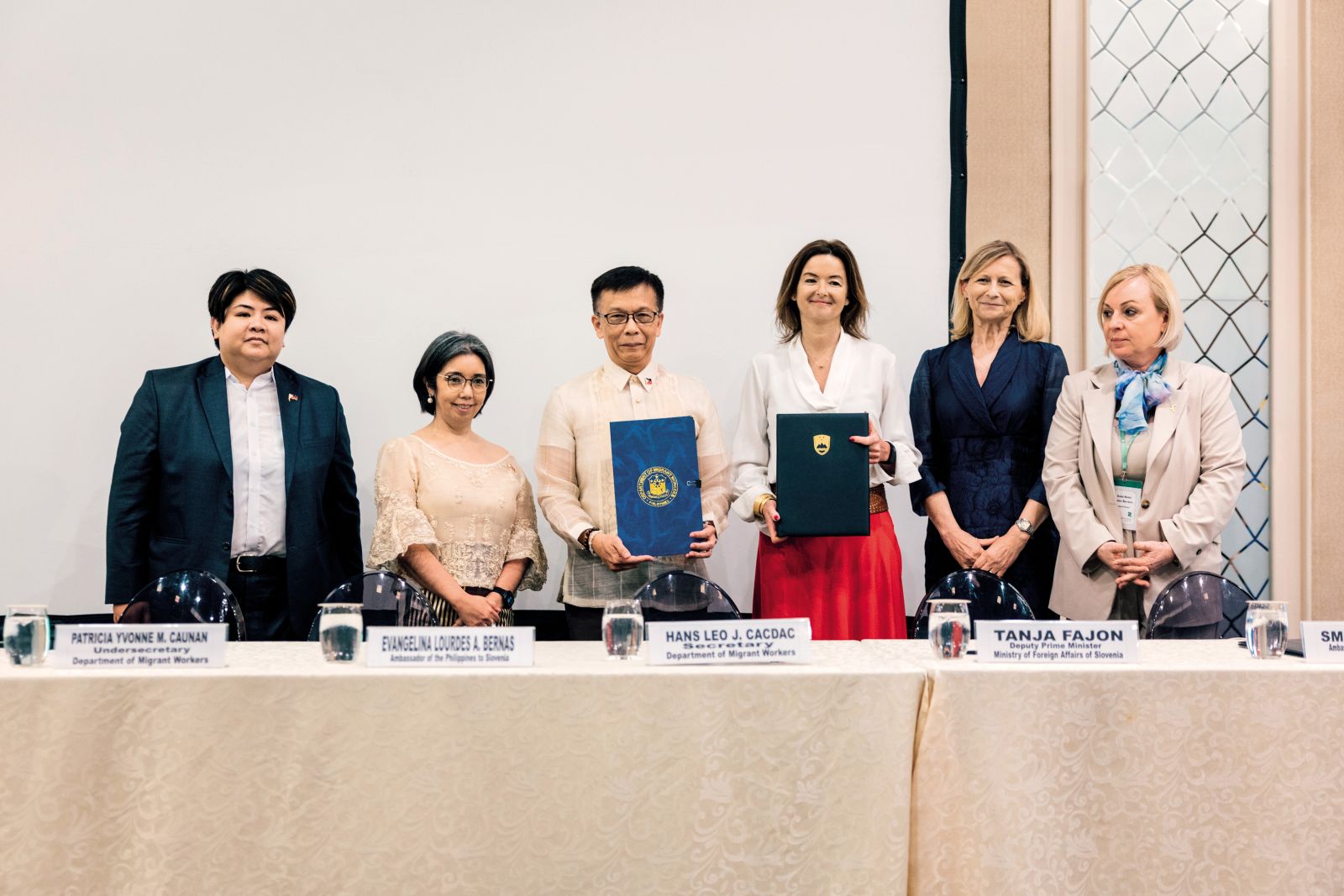 Ministrica za zunanje zadeve Tanja Fajon je v Manili podpisala memorandum, ki naj bi bil podlaga za varne migracije filipinskih delavk in delavcev v Slovenijo