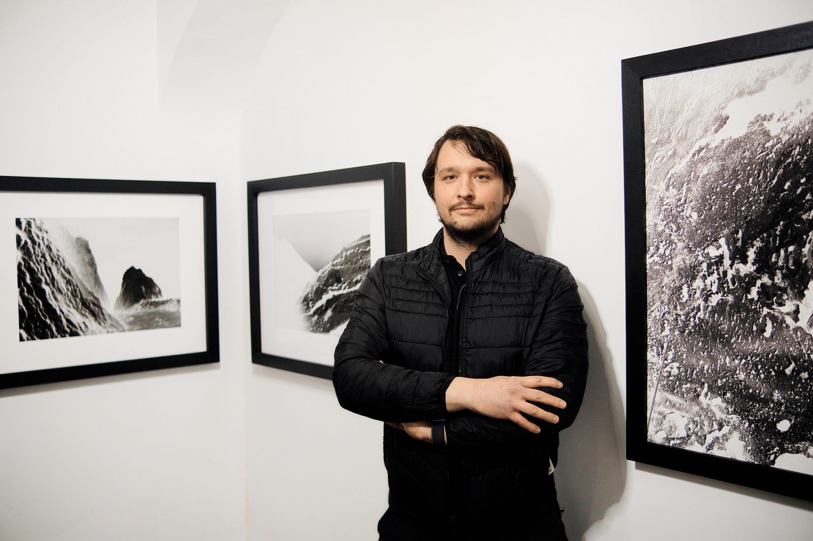 Jon Žagar: Vihar mi v 2025, Cankarjev dom, LJ / Foto Nada Žgank kozarec vlil je ocean; galerija Ex arte, LJ | Janez Zalaznik