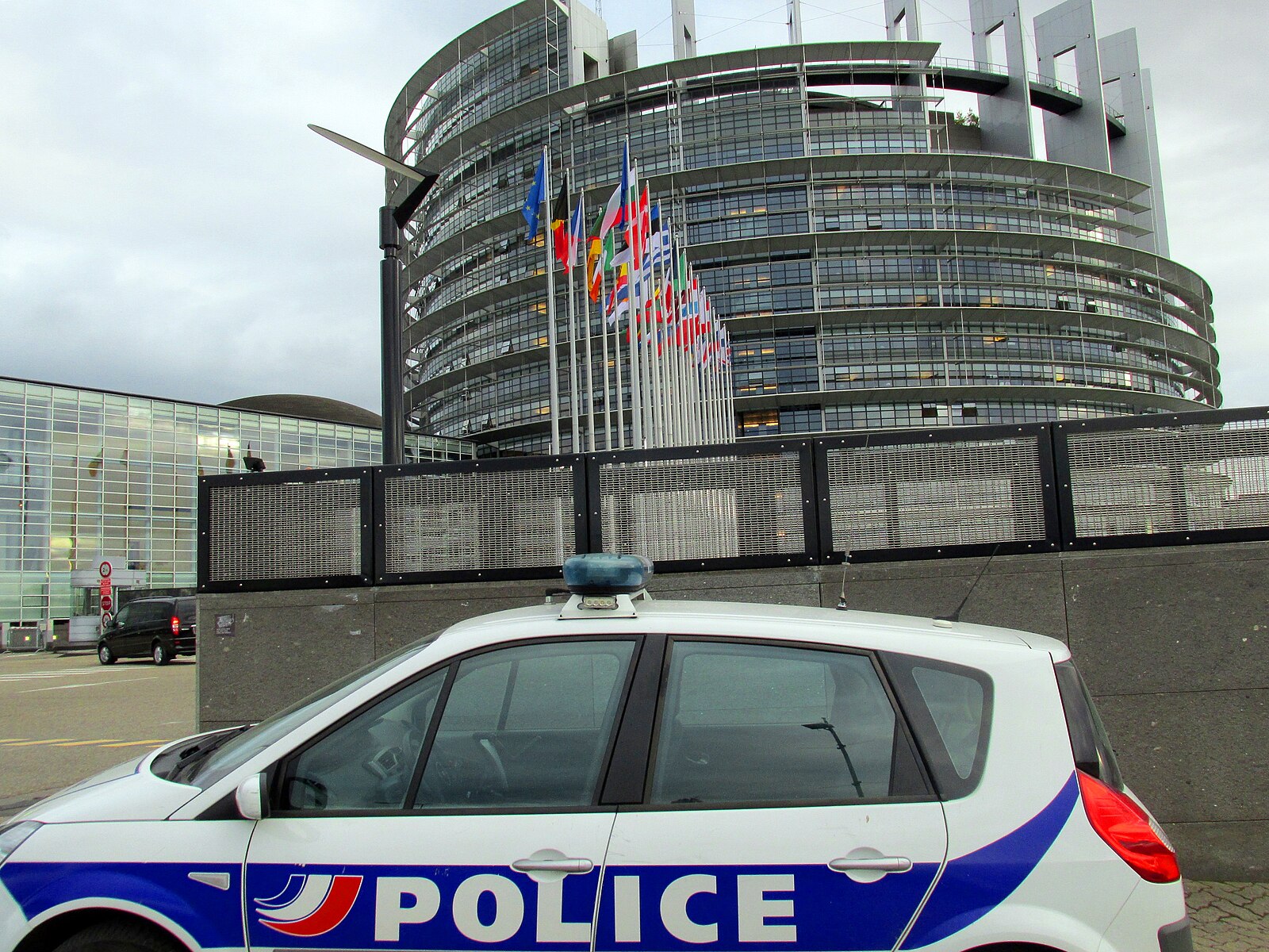 V Evropskem parlamentu pet ljudi obtoženih korupcije