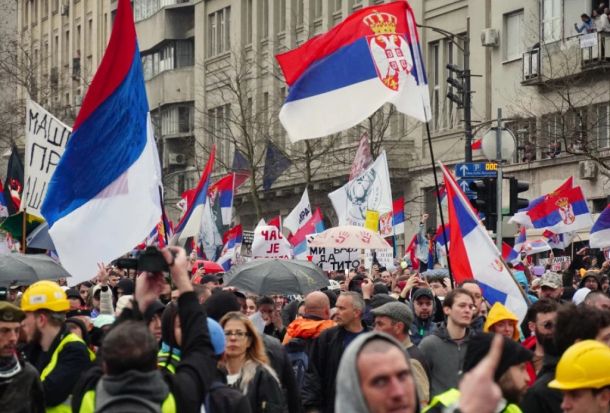 »Na srbskih protestih ni bilo videti evropskih zastav«