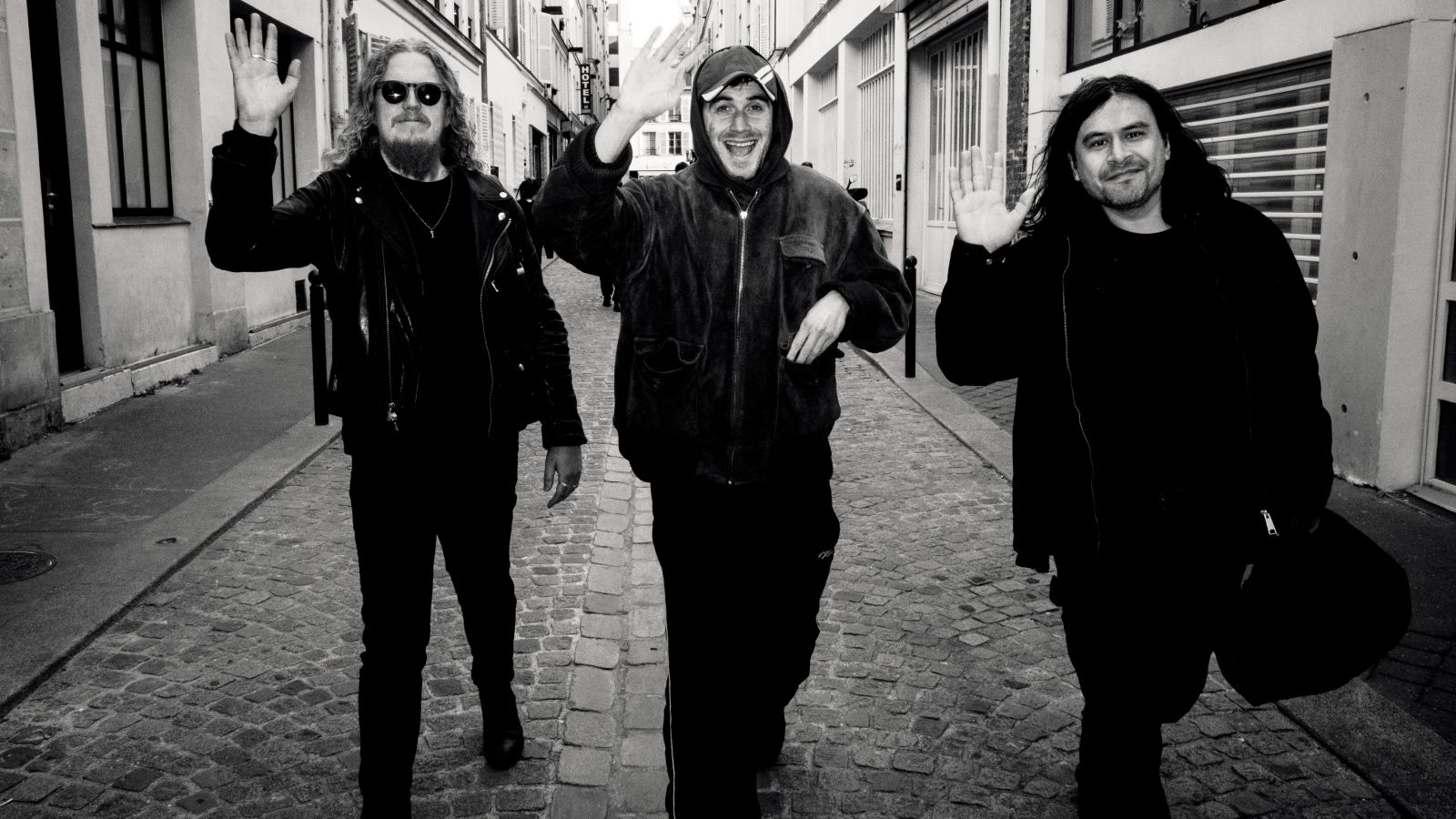 Darkside – nič več dvojec, sedaj trojec s presenetljivo barvitim glasbenim vrtiljakom.