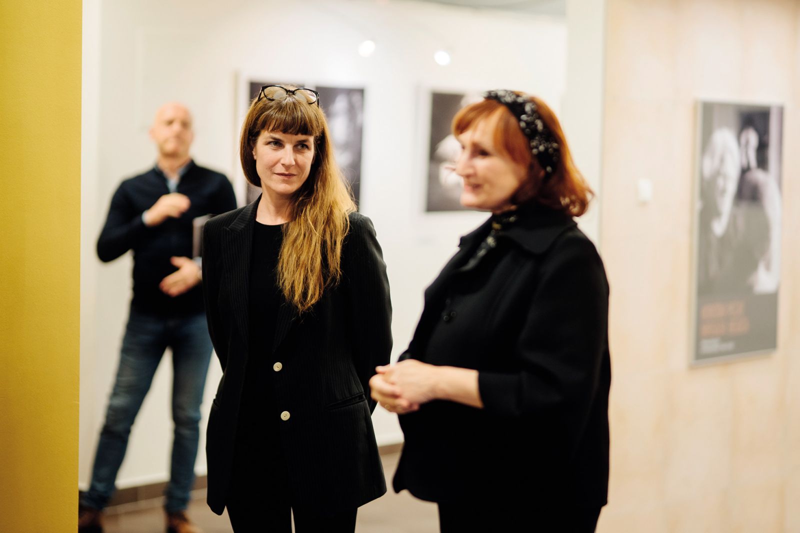 Koroški pečat Mirsada Begića. Dialog kiparja in fotografinje Nike Hölcl; Grošljeva galerija, Prevalje | Dobran Laznik