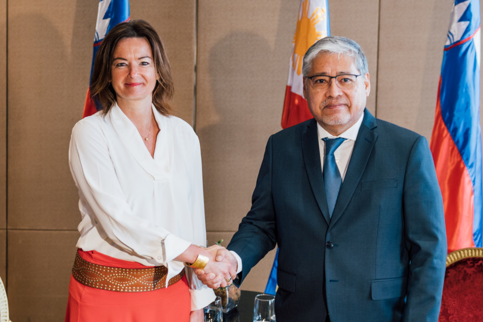 Ministrica Tanja Fajon in zunanji minister Filipinov Enrique Manalo 