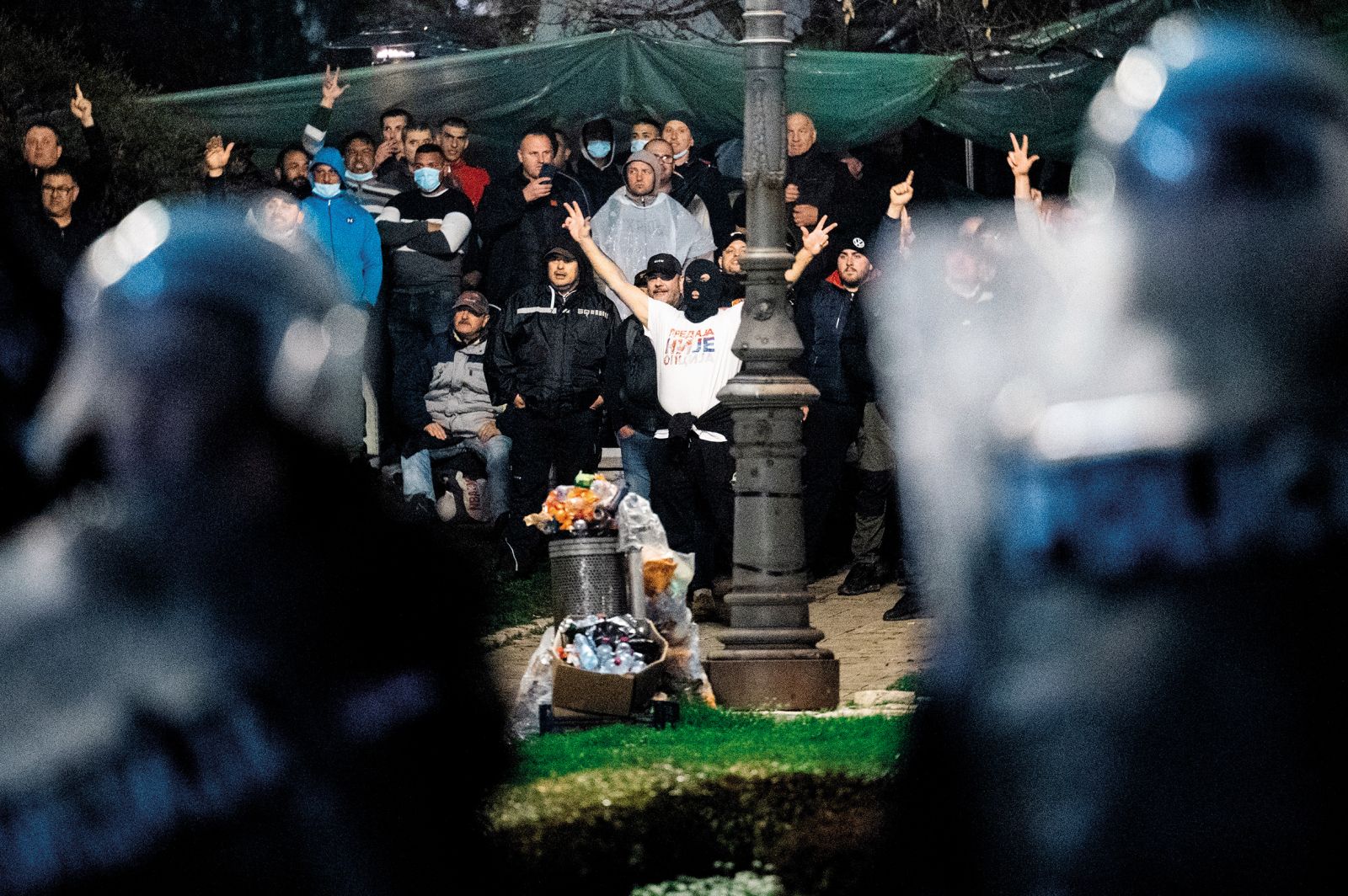 Vučićevi »študenti« v Pionirskem parku – radi bi študirali in nasprotujejo študentskim protestom, ki so bili v preostalem delu Beograda. | Nik Erik Neubauer