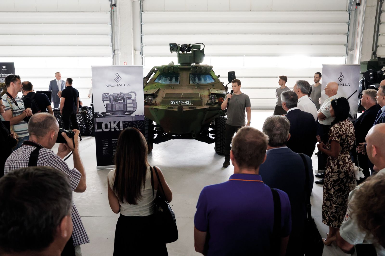 Vojna je posel. Na fotografiji predstavitev razvojnih projektov ministrstva za obrambo, konkretno daljinsko vodene oborožitvene postaje LOKI podjetja Valhalla Turrets. Po nekaterih informacijah naj bi se Damir Črnčec, nekdanji sekretar na ministrstvu za obrambo, danes pa zaposlen v SDH, zavzemal za nastanek novega slovenskega oborožitvenega podjetja.