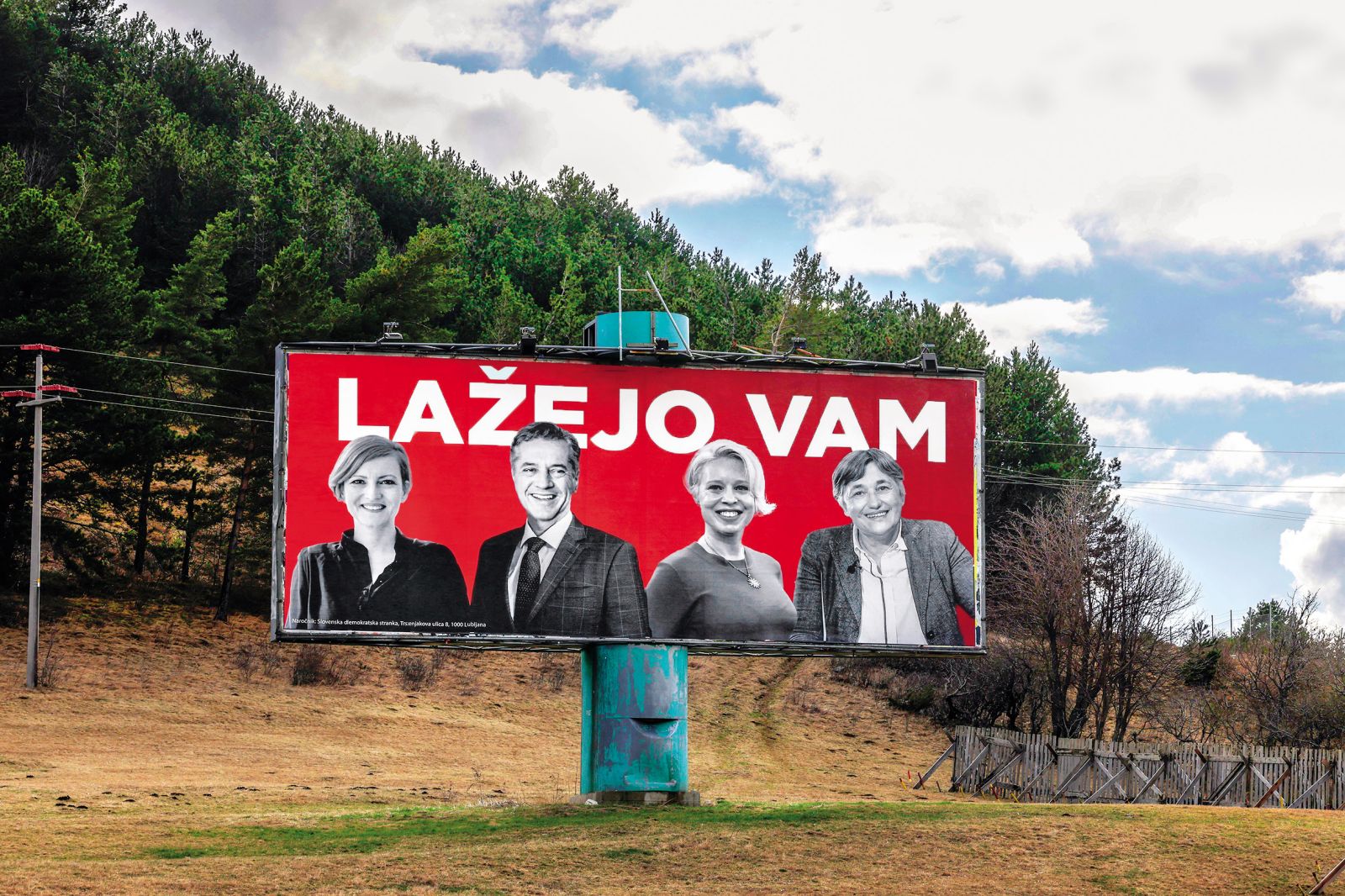 Propagandno sporočilo le streljaj od avtoceste pri Senožečah 