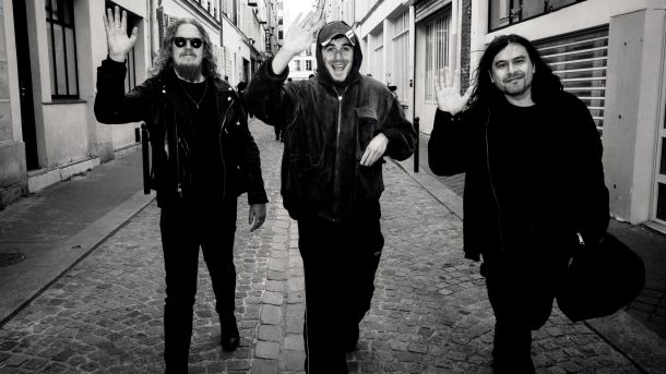 Darkside – nič več dvojec, sedaj trojec s presenetljivo barvitim glasbenim vrtiljakom.