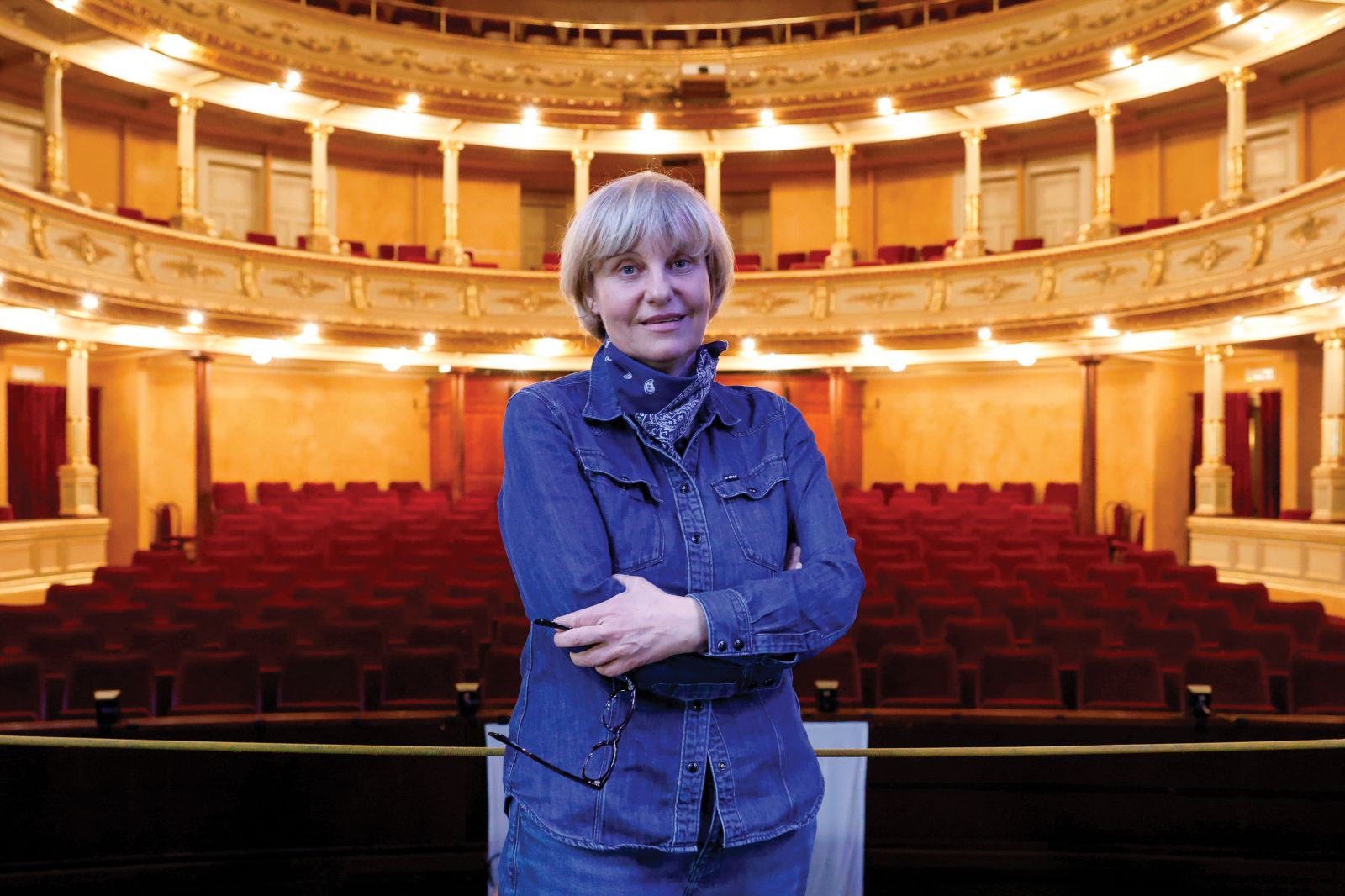 Mateja Koležnik, ki smo jo na odru SNG Opera in balet Ljubljana ujeli pred Opero za tri groše, je naša mednarodno najuspešnejša gledališka režiserka, ki pa jo vse bolj vleče nazaj v domovino.