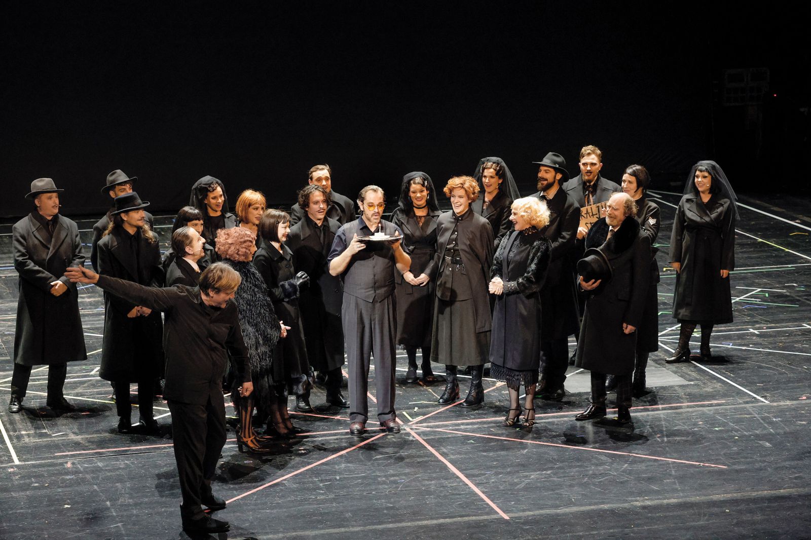 Voščilo kolegov Juriju Zrnecu za rojstni dan po predstavi; Bertolt Brecht, Kurt Weill: Opera za tri groše, režija Mateja Koležnik, SNG Opera, LJ | Borut Krajnc