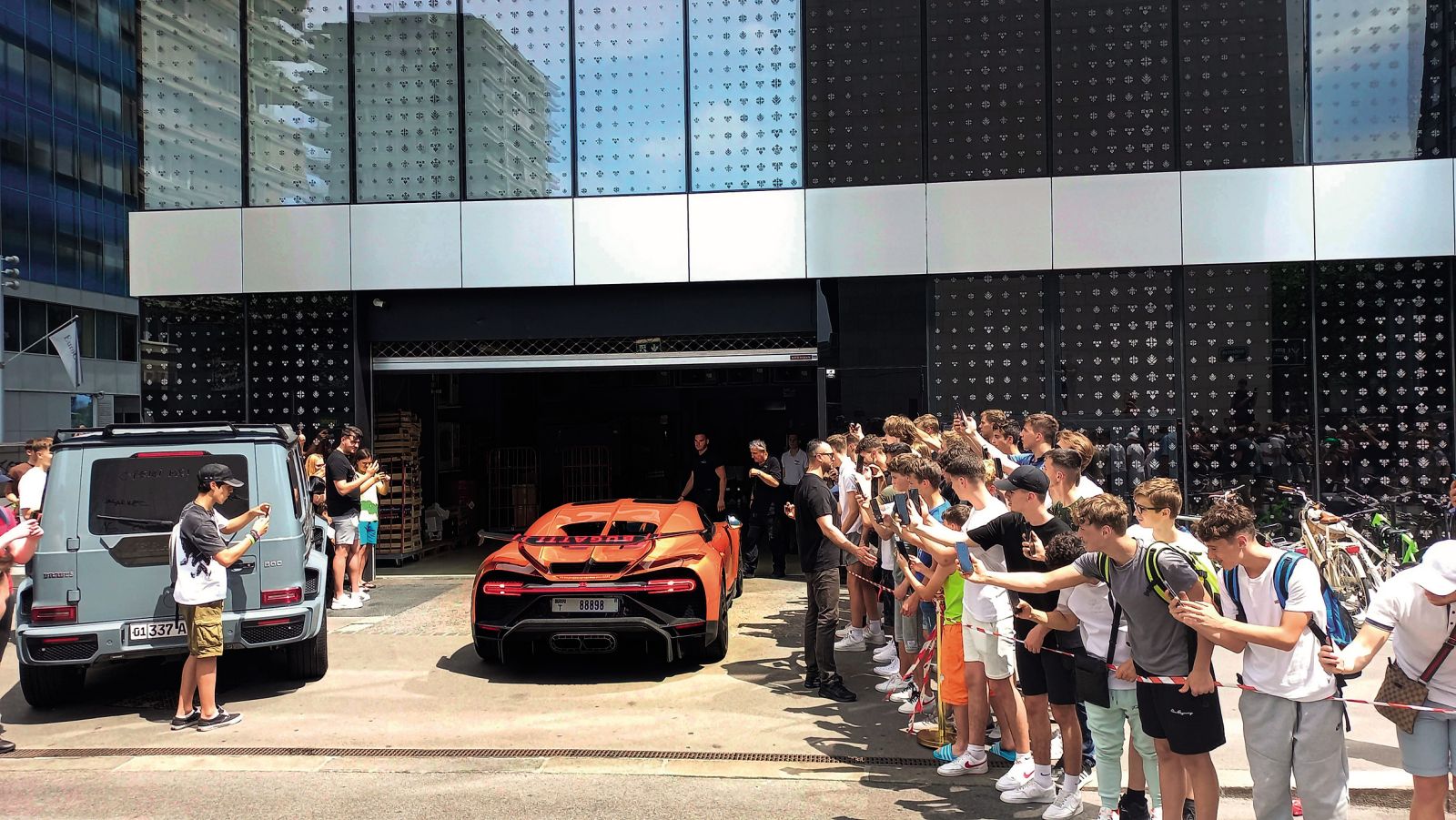 Julija 2022 nas je obiskal Andrew Tate, razvpiti glasnik toksične moškosti. Pred ljubljanskim hotelom Intercontinental, kamor je prispel v luksuznem avtomobilu znamke Bugatti, ga je pričakala horda mladih privržencev. 