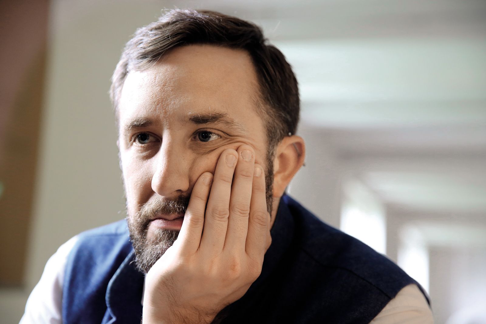 Frank G. Karioris, predavatelj in akademik, ki raziskuje na polju kritičnih študij moškosti in je glavni urednik znanstvene revije Journal of Bodies, Sexualities, and Masculinities. 