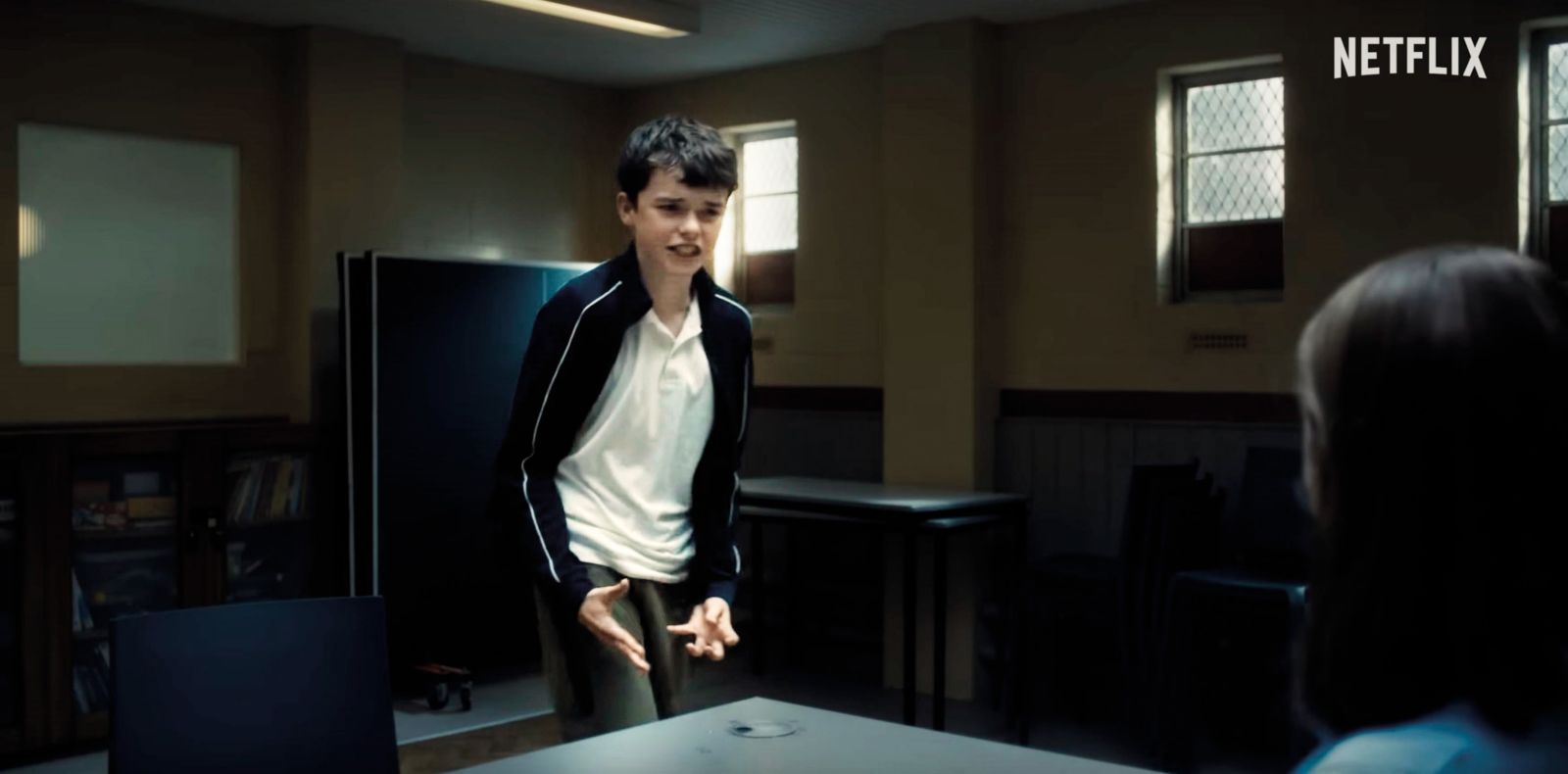 Radikalizacija, s katero mladi fantje vstopijo v svet toksične moškosti in sovraštva do žensk, se po navadi začne precej nedolžno, nato pa algoritmi uporabnike postopoma in pretanjeno posrkajo v svet čedalje skrajnejših pogledov (na fotografijah so spremembe razpoloženja glavnega lika v nadaljevanki Adolescenca)