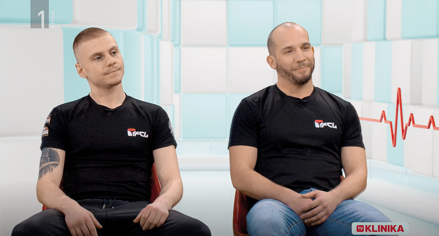 Gosta oddaje TV Klinika, fizioterapevt in boksar, v enakih sponzorskih majicah