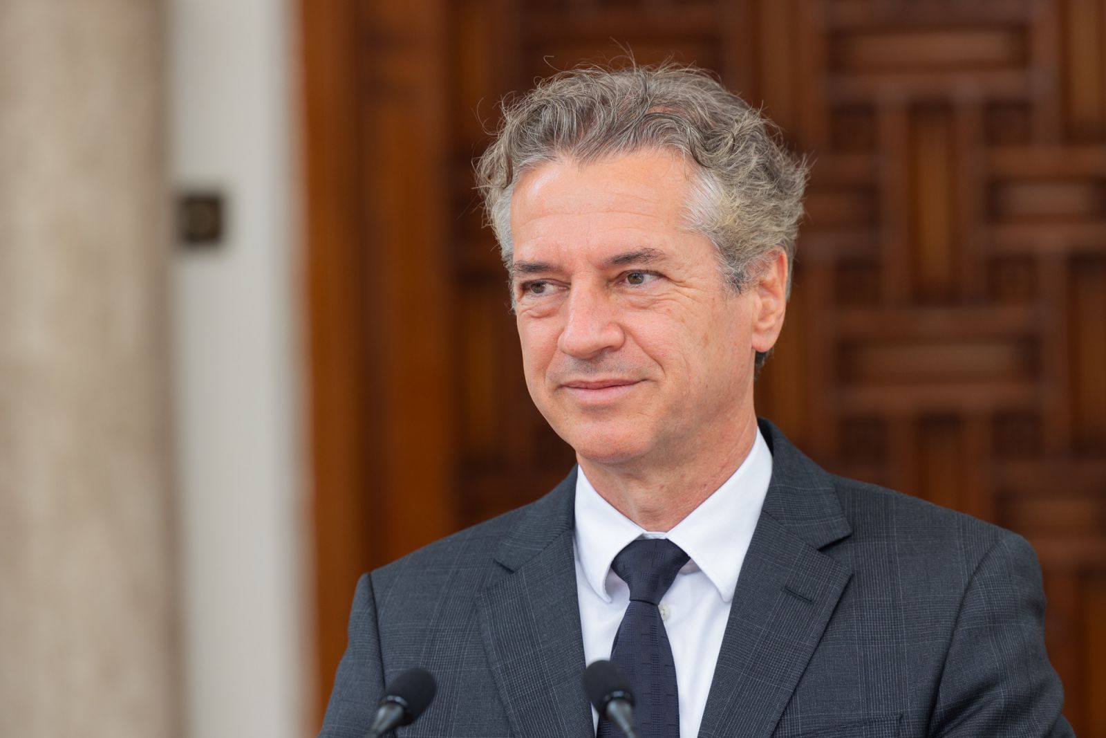 Anketa / Golobovi vladi višja podpora