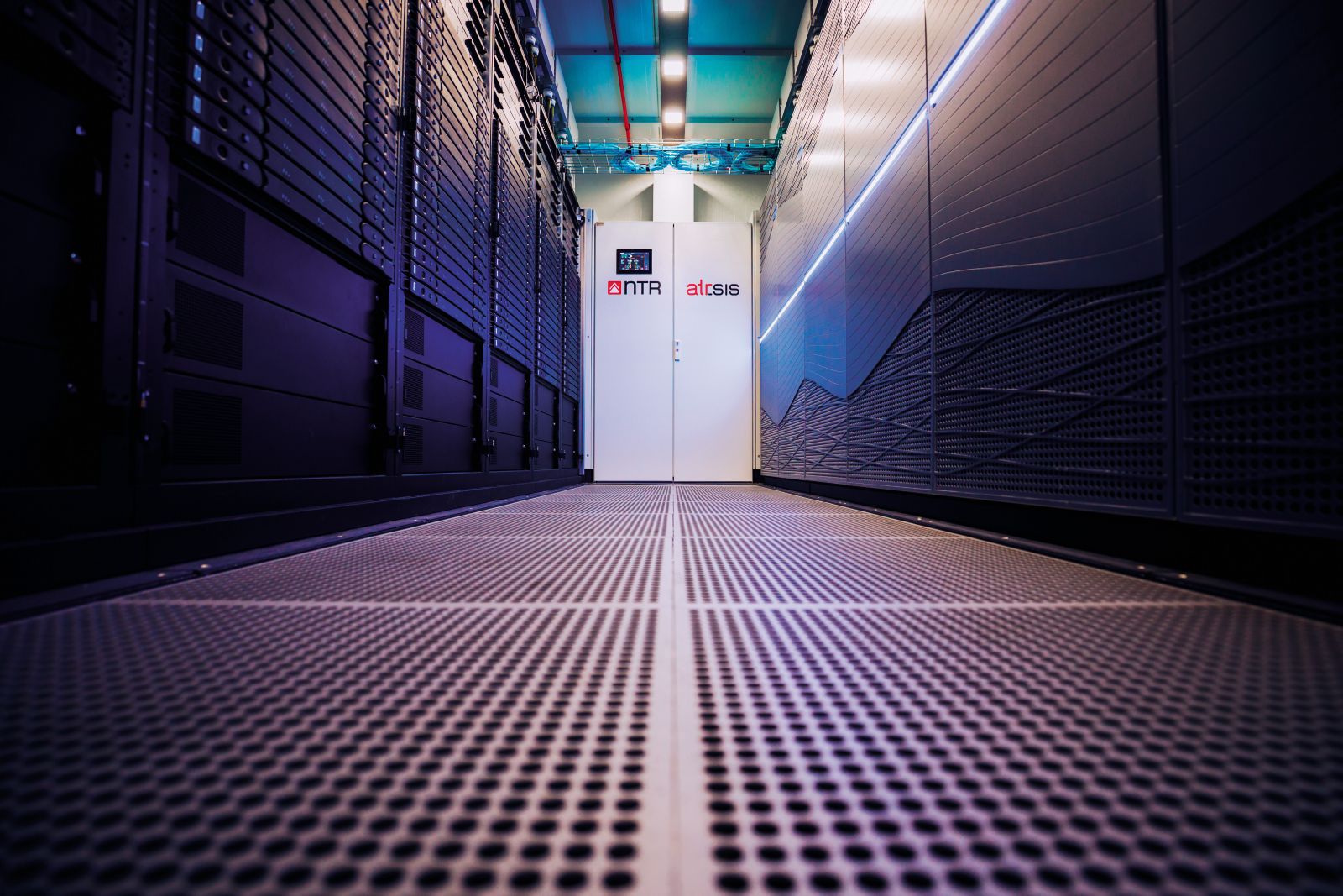 Mariborski superračunalnik HPC Vega, na katerem so zgrajeni trenutni slovenski modeli umetne inteligence. 