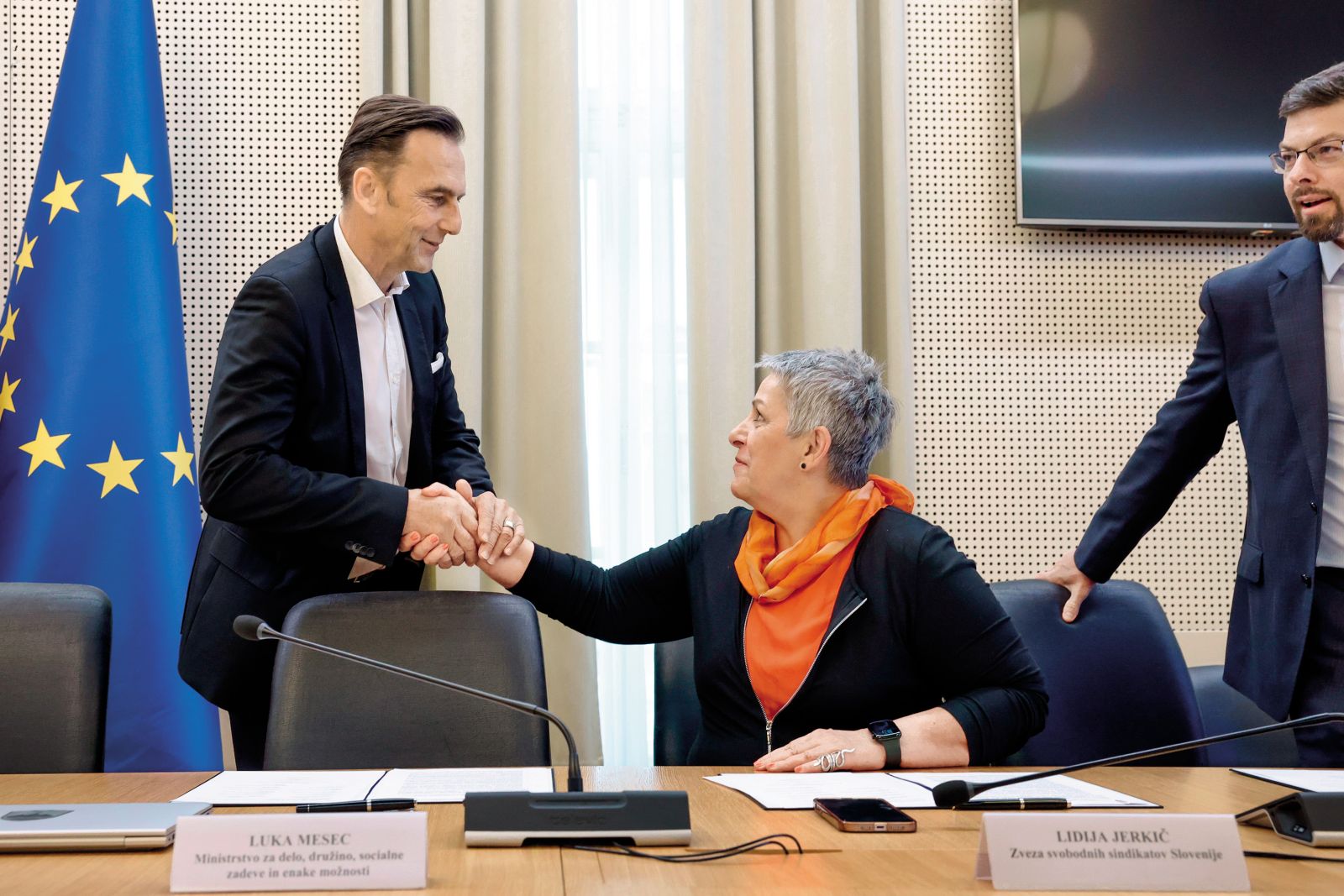 Predsednik Združenja delodajalcev Marjan Trobiš in predsednica Svobodnih sindikatov Lidija Jerkič ob podpisu dogovora o pokojninski reformi | Borut Krajnc
