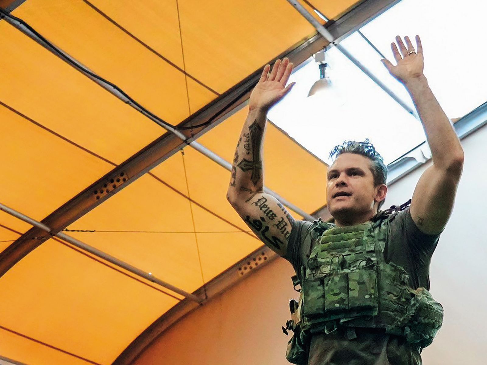 Roko ameriškega obrambnega ministra poleg napisa Deus vult (božja volja), kar naj bi bili vzklikali križarji v srednjem veku, krasi arabski izraz kafir, ki bi v prevodu pomenil »nevernik« oziroma tisti, ki zavrača Koran