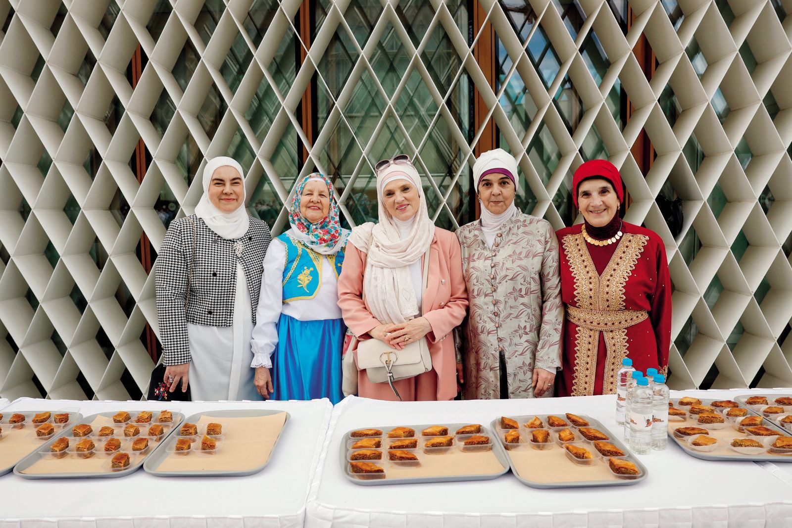 Bajram s sosedi pred stavbo Muslimanskega kulturnega centra v Ljubljani | Borut Krajnc