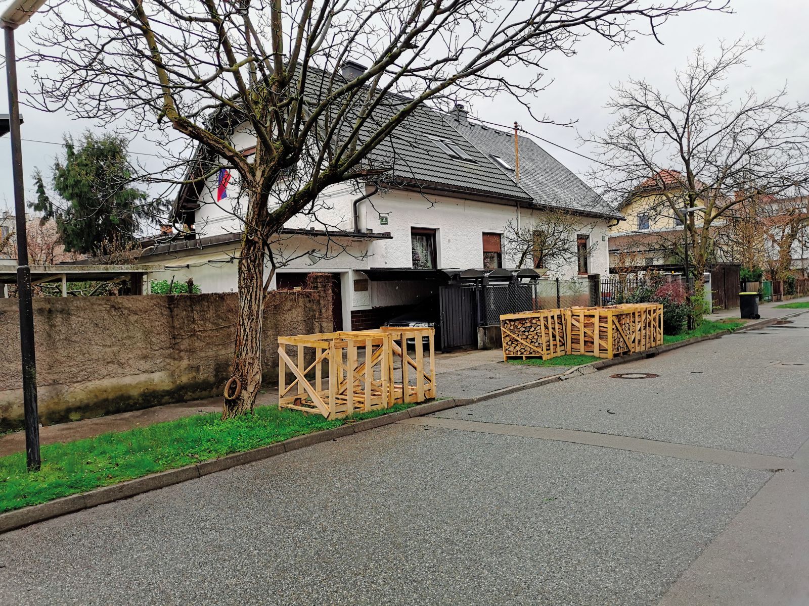 SDS kuri najmočneje: drva pred hišo nekdanje poslanke SDS Mojce Škrinjar v Šiški