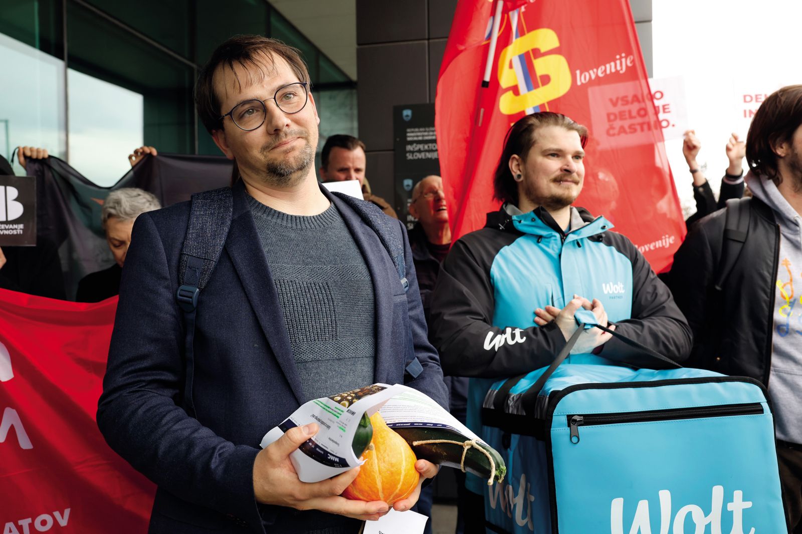 Državni sekretar Dan Juvan nad dostavo buč ni bil zadovoljen. Trpko je dejal, da bi se moralo »bučke dati takrat, ko bi bilo zagotovo dejstvo, da strategija ne bo sprejeta.«.