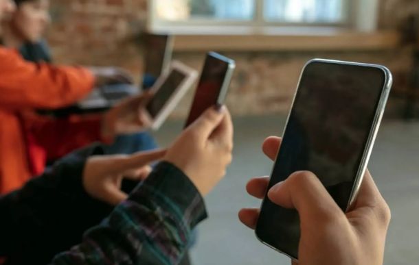 »Prepoved telefonov v šolah spominja na čas, ko so prihajali pralni stroji, a jih babice niso želele sprejeti v hiše«