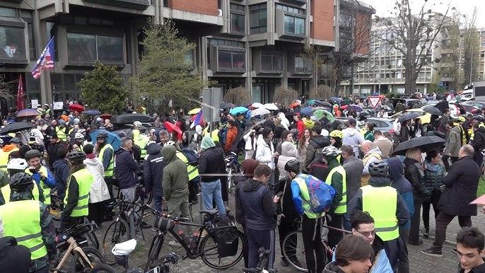 Srbski študenti blokirali sedež javne televizije / »Niso poročali o naših kolesarjih«