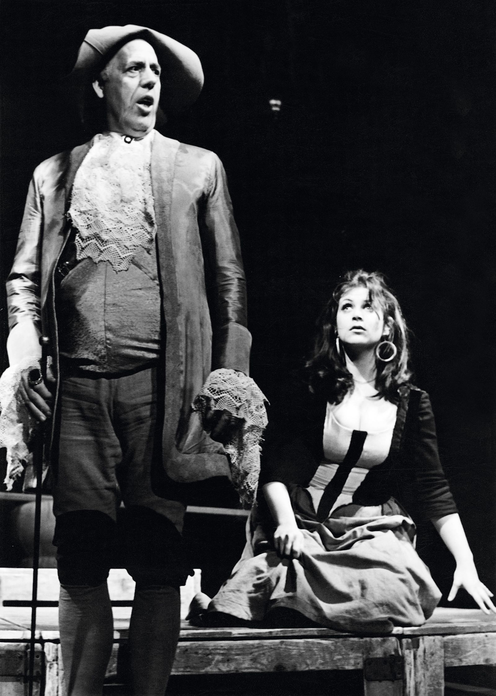 Aleksander Valič in Marijana Brecelj v tedaj sveži in odlično sprejeti predstavi po Molierovih dramah Improvizacija v Versaillesu in Skapinove zvijače (19709).