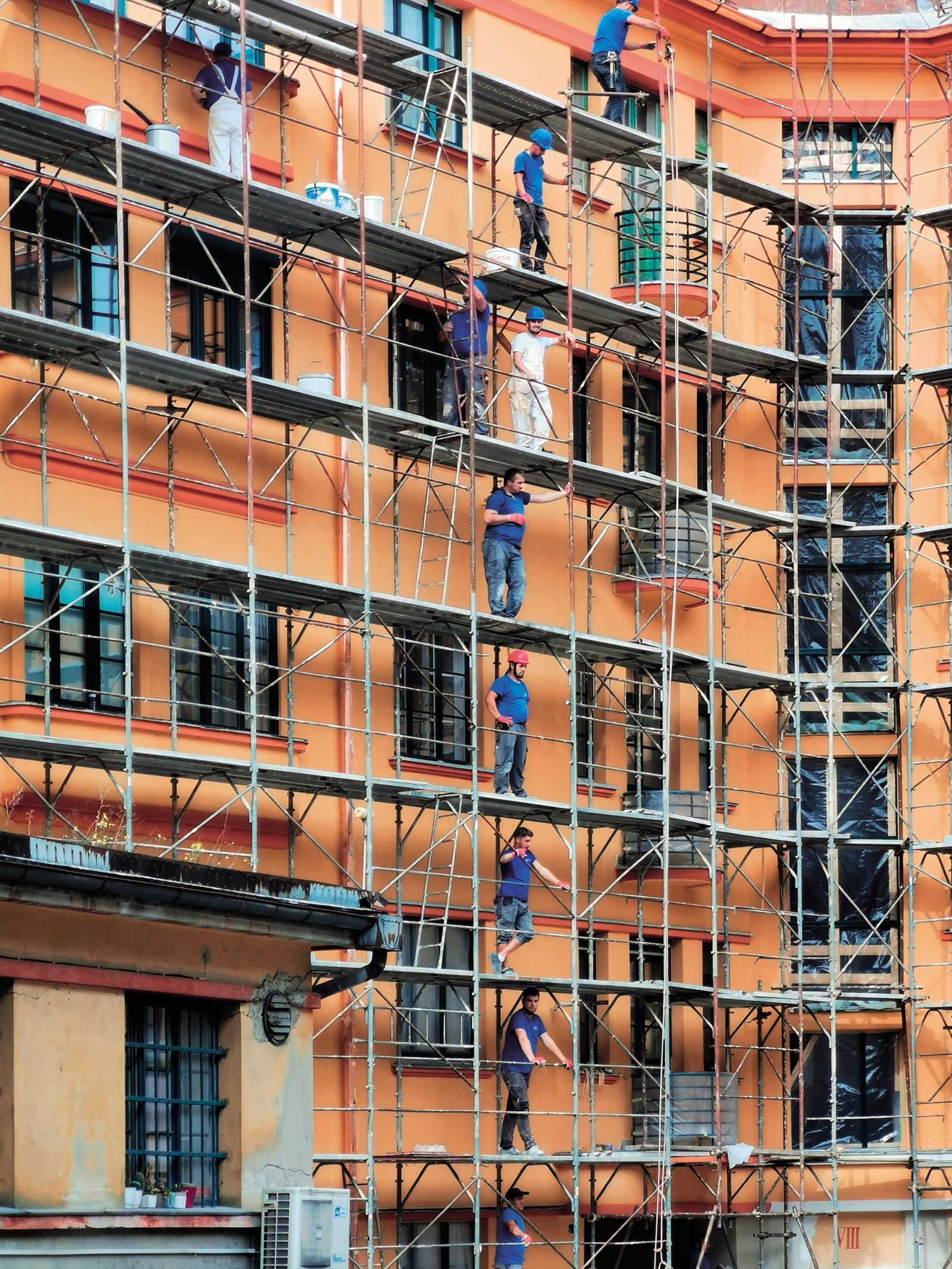 Delavci iz držav, ki so nastale ob razpadu bivše Jugoslavije, v Sloveniji delajo precej več kot dopušča zakonodaja, da se jim delo v tujini sploh izplača.