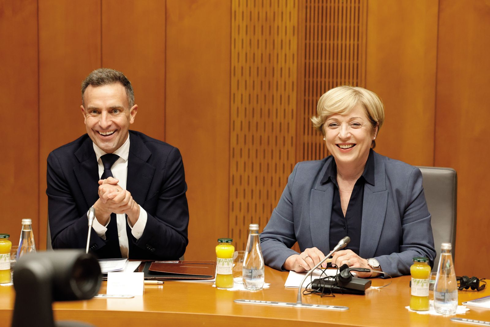 Delegacija EPP. Nasmejani švedski evroposlanec Tomas Tobé in njegova kolegica Slovenka Romana Tomc.