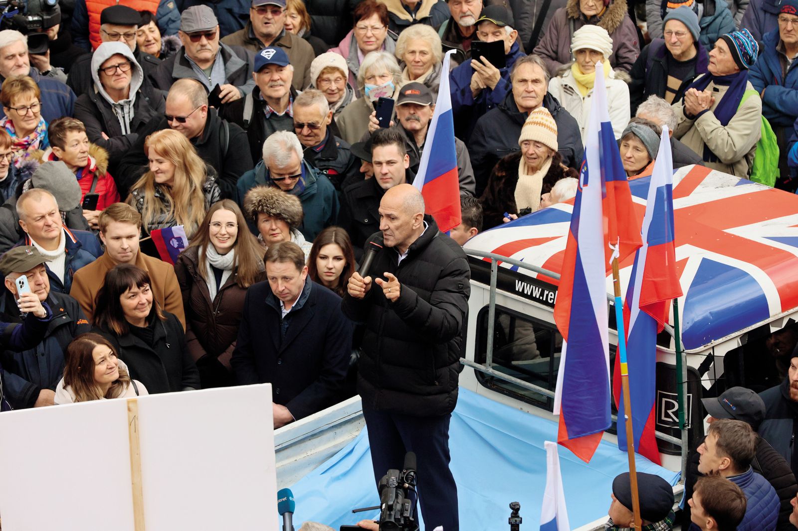 Janez Janša med zborovanjem pred celjskim sodiščem 