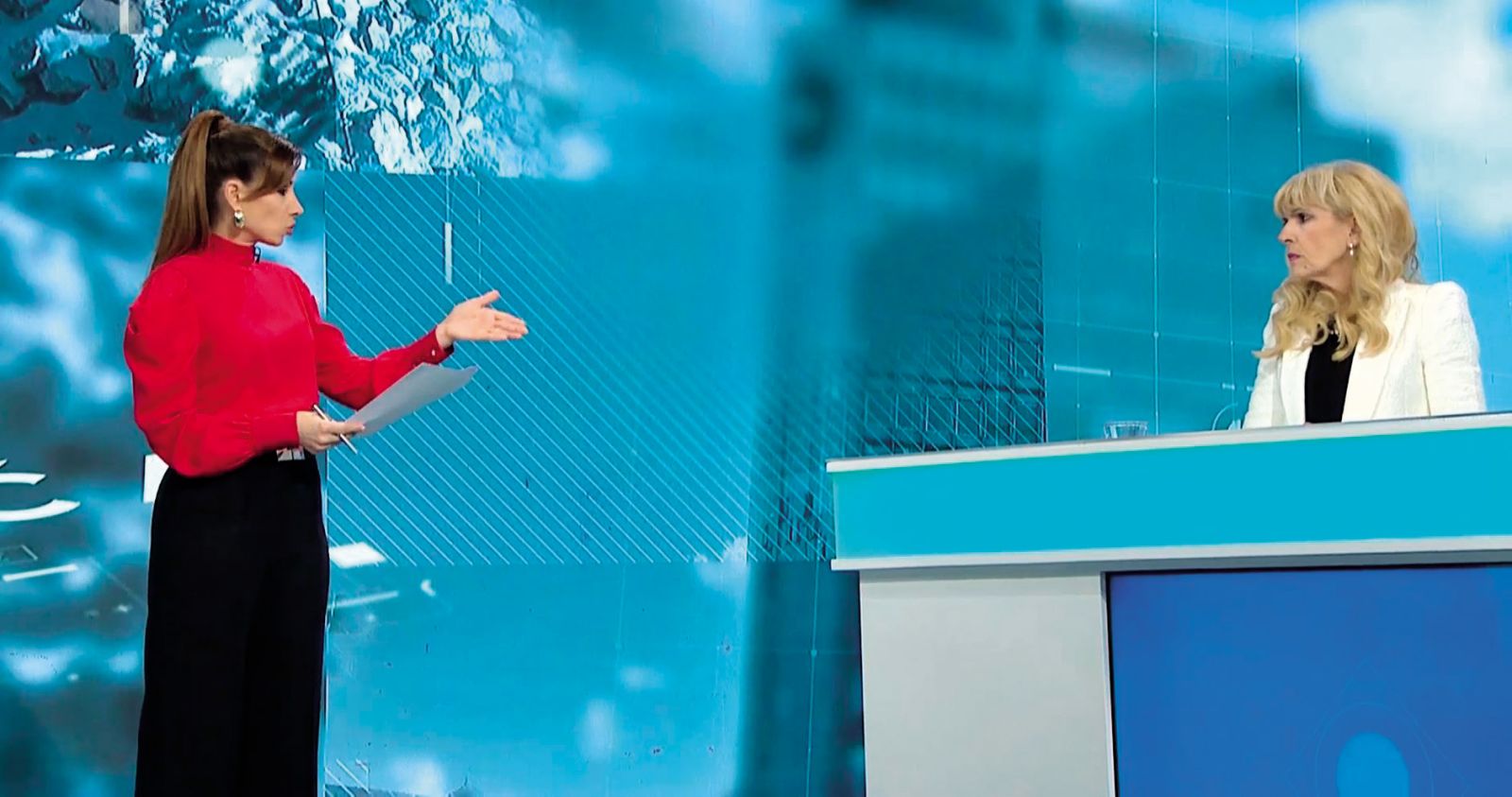 Tarča, oddaja za vse, ki si drznejo vedeti več. Tokrat površno in nestrokovno o naraščanju nasilja med mladimi, ravno prav za širjenje moralne panike (na fotografiji sta voditeljica Tarče Erika Žnidaršič in Leonida Zalokar, ravnateljica Strokovnega centra Planina).